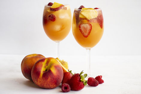 Peaches are in season, so why not making this amazing peach sangria